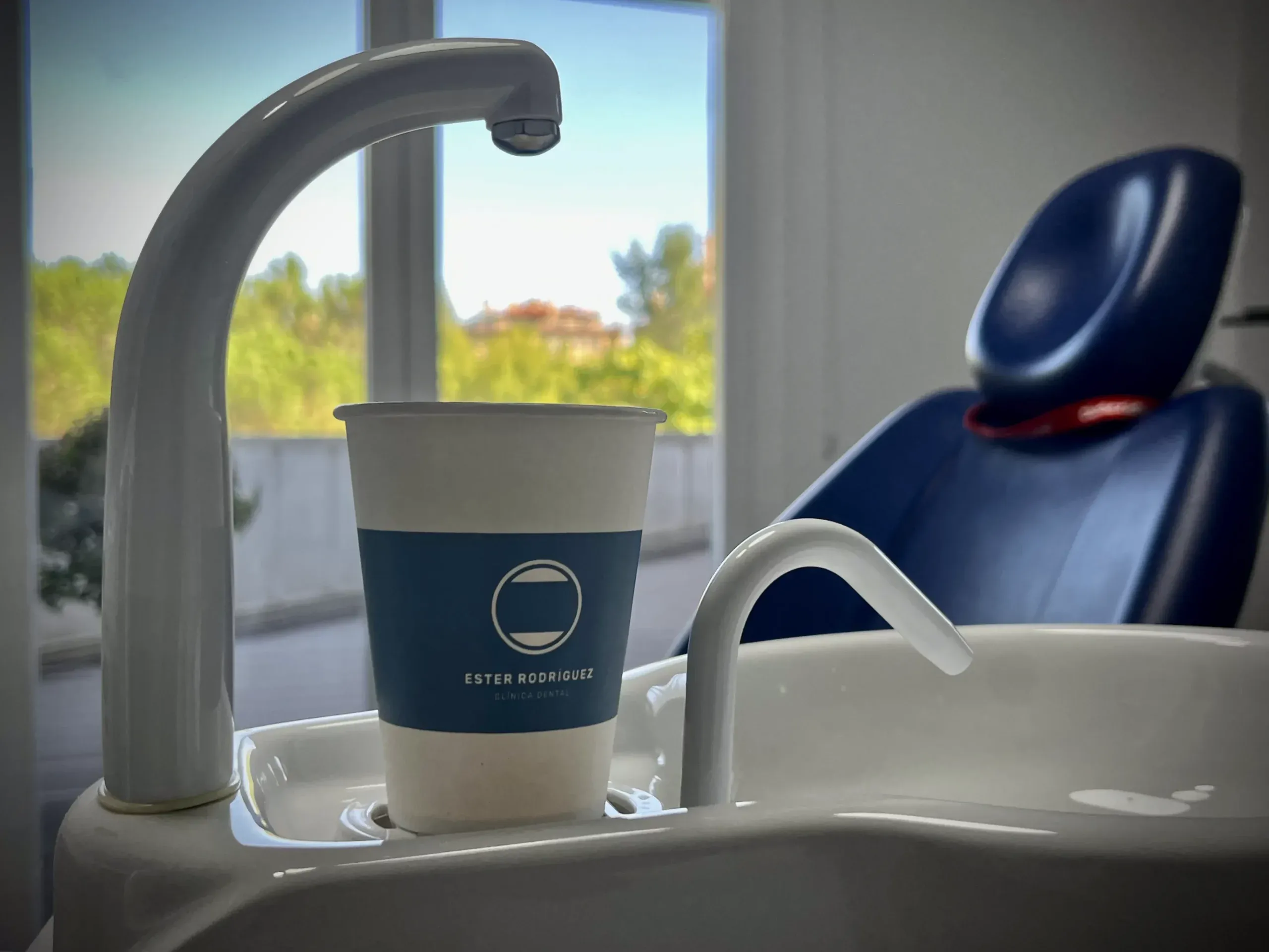 Vaso de papel en Clínica Dental Ester Rodríguez