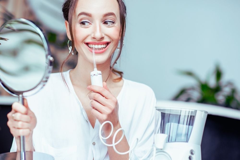 ¿Para qué sirve un irrigador dental? Beneficios y uso correcto / Ester Rodriguez Clinica Dental