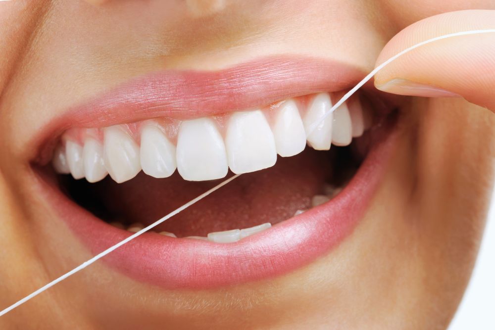 Cómo usar hilo dental correctamente paso a paso